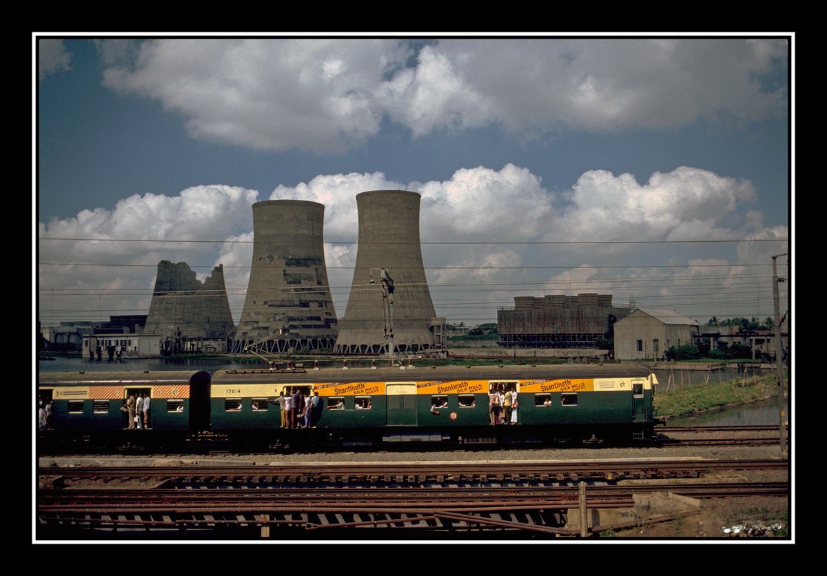 GMSRailway's tweet photo. A glimpse of #Madras in 1986; a suburban train gliding past the iconic Basin Bridge Power Station.
Industrial silhouettes, monsoon skies and everyday journeys frozen in time.
#SouthernRailway #ChennaiHeritage #Madras1986 #BasinBridge #RailHistory #VintageIndia #NammaChennai #ThrowbackThursday