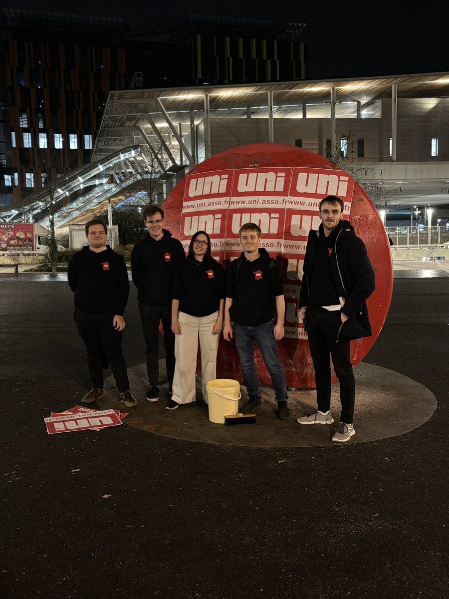 🪣🧹Collage d’affiches de l’UNI à l’université de Nanterre. La seule force de droite à Nanterre, c’est l’UNI! 💪 

Tu veux défendre tes valeurs face aux gauchistes à Nanterre, alors ne reste pas passif, rejoins-nous ! 🔴⚪️