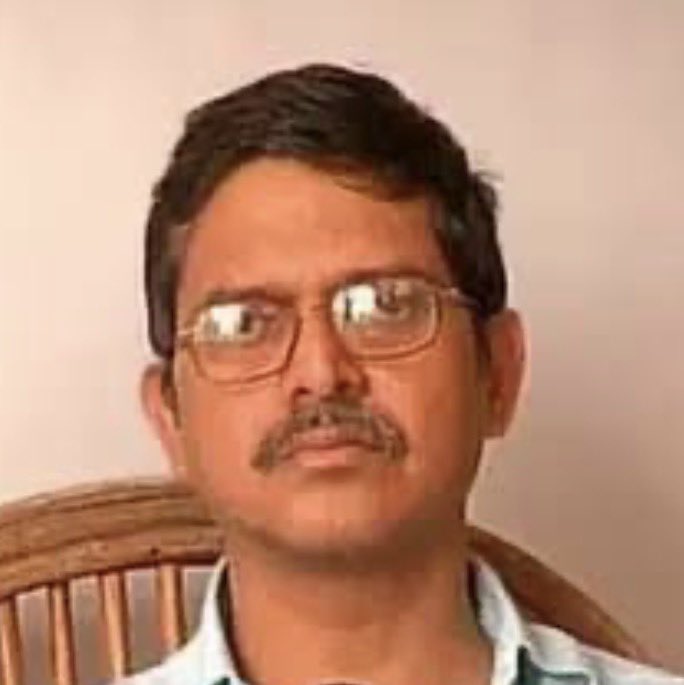 आधी रात। लखनऊ-दिल्ली ट्रेन से उत्तर प्रदेश पुलिस ने पूर्व IPS एवं मशहूर whistleblower अमिताभ ठाकुर को खींचकर गिरफ़्तार कर लिया।
जो भ्रष्टाचार के खिलाफ़ आवाज़ उठाए, उसे जेल।जो सजातीय अपराधी हों, उन्हें खुला संरक्षण।टांग में गोली, फर्जी एनकाउंटर, चुनिंदा बुलडोज़र – यही है आज उत्तर