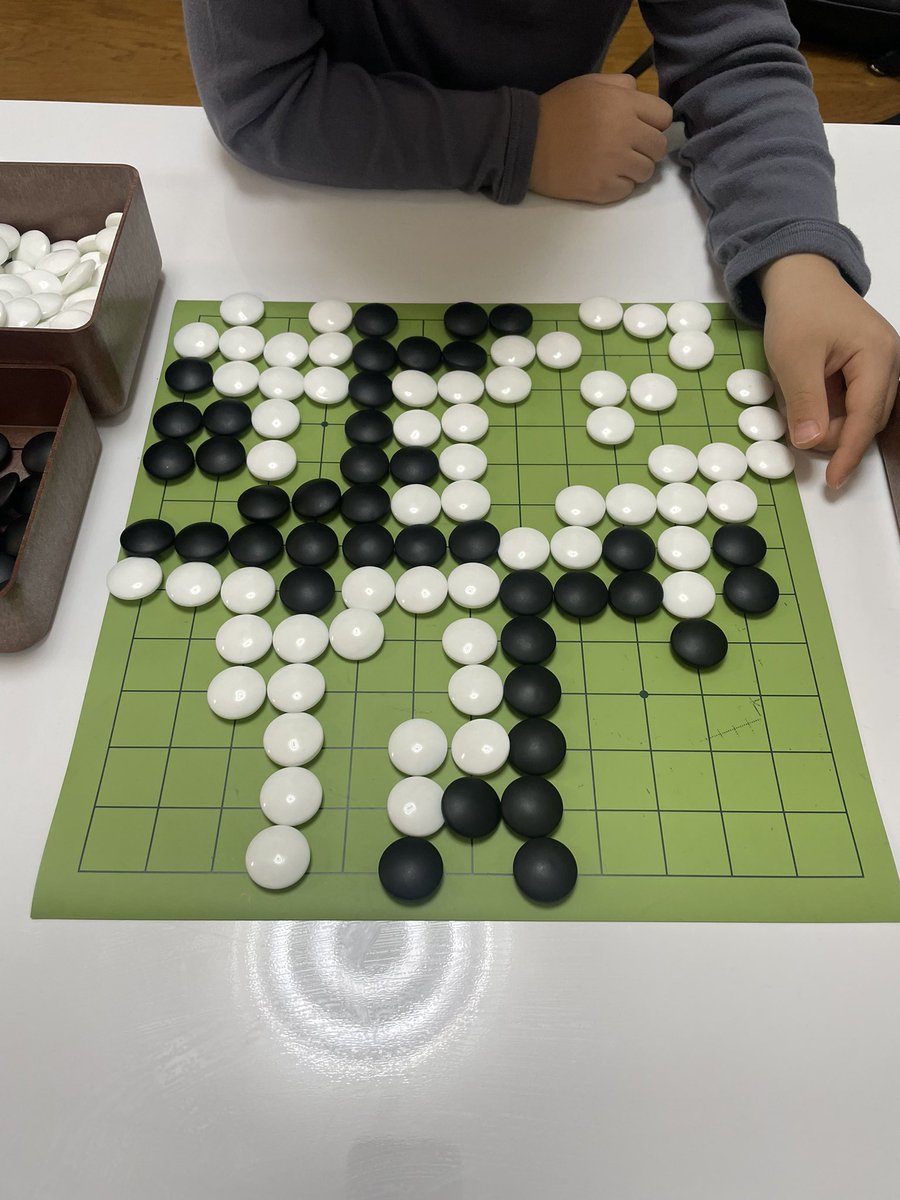 息子から「囲碁しよ！」と毎日誘われるようになりました。
嬉しいものですね☺️

まだ石取りしか教えてないけど、なんとなく陣地取りも分かってきたようで

春頃の大会に出れそうな予感😊