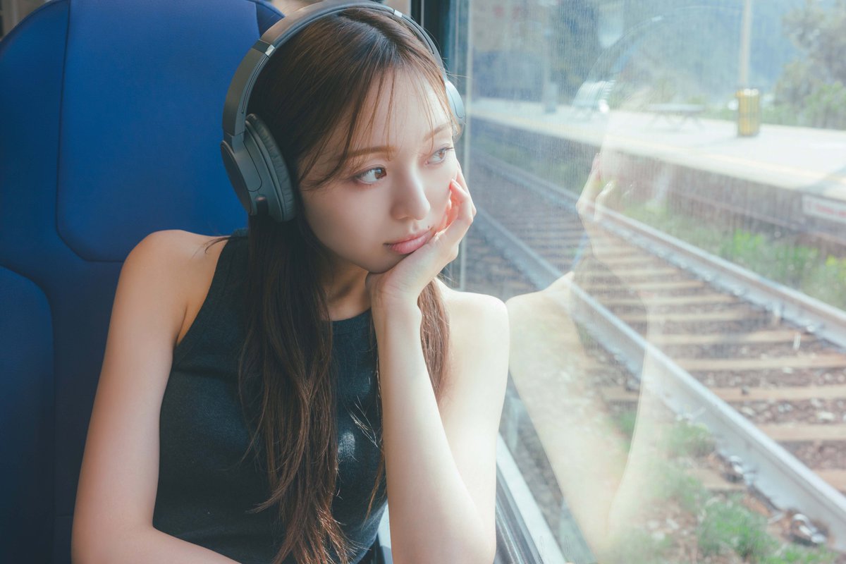 umeminami_2nd's tweet photo. 先行カット第3弾！
車窓から景色を眺める、たそがれ梅澤さん🚃

／

ヘッドホンをつけたいと言ったところから決まった衣装！リアルな“移動時間”の空気を出せたと思います🎧

＼

#梅澤美波2nd写真集 #透明な覚悟｜2/3発売
🍕タワーレコード https://t.co/KJUz1SLXEf
🍷HMV https://t.co/WIzXHHOV0S https://t.co/U86FdCNfPI
