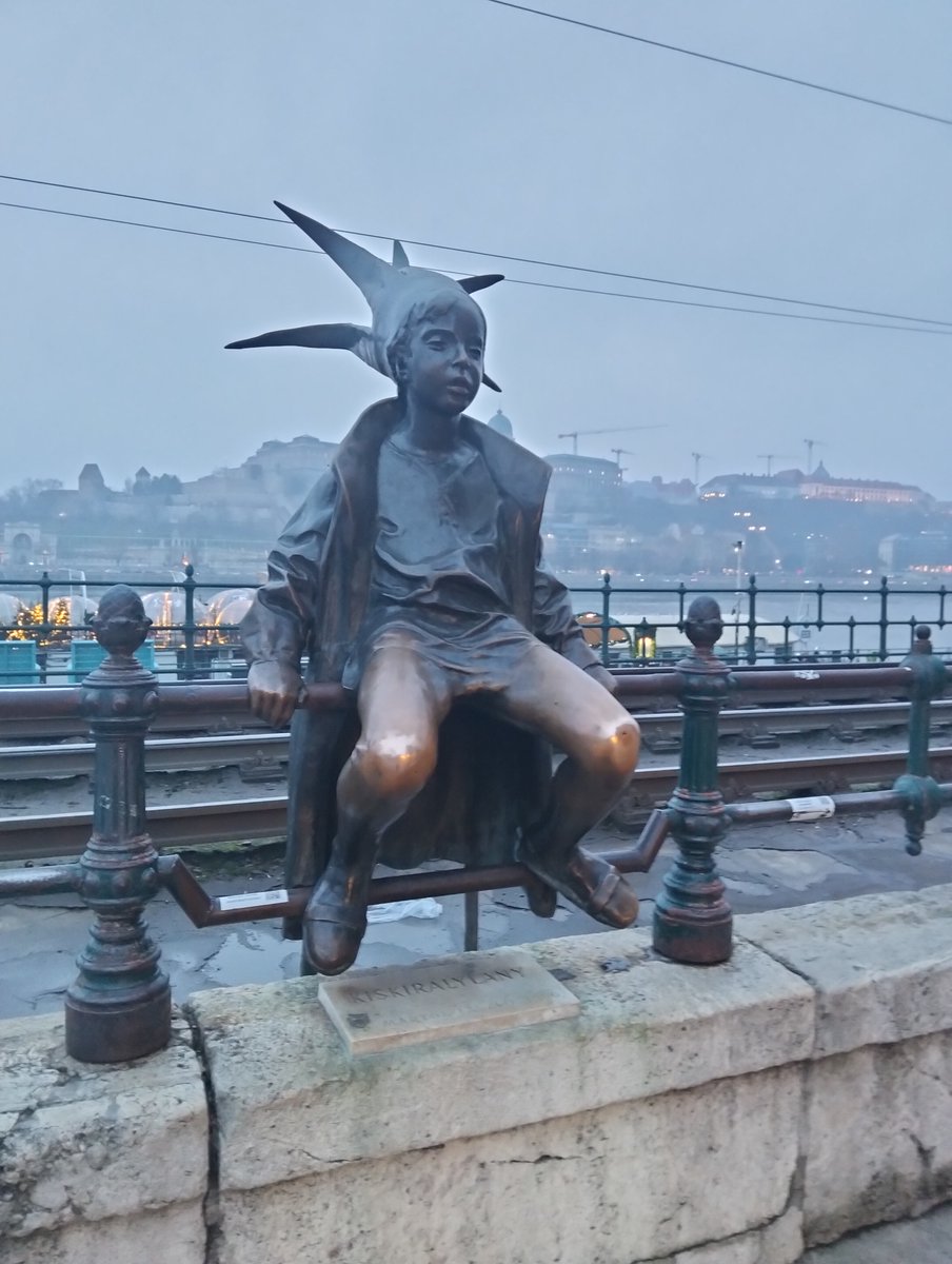 ✨Imagine your father is a sculptor — and he puts a statue of you in the heart of the city.

👧👑That’s the story of Évi, whose father László Marton created a bronze statue of her and placed it along the Danube. Today, the Little Princess is one of Budapest’s most iconic sights.