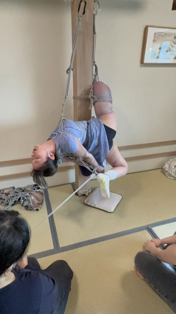 JioawoJudy's tweet photo. 本来是来偷学的
结果爽到忘记绑了什么
又被一群女人玩到内裤潮湿
🧑‍🏫🪢@Mosaiccat1 
🐰@JiaowoJudy 
🧑‍🎓@_DelayL @AnnabelKamui 

#rope #shibari #绳艺 #绳缚 https://t.co/dg4l46edav
