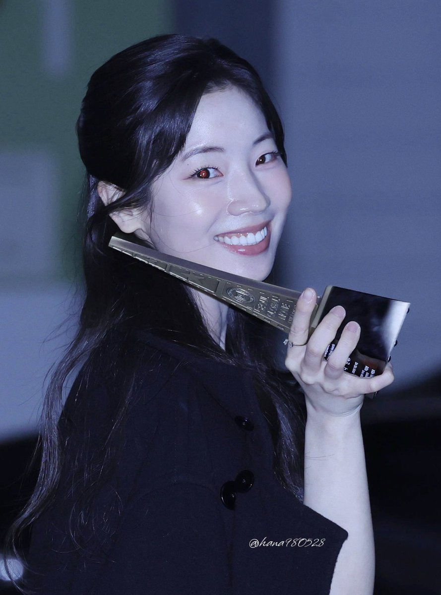 Dahyun e o seu troféu 🤭❤️ cr. hana980528