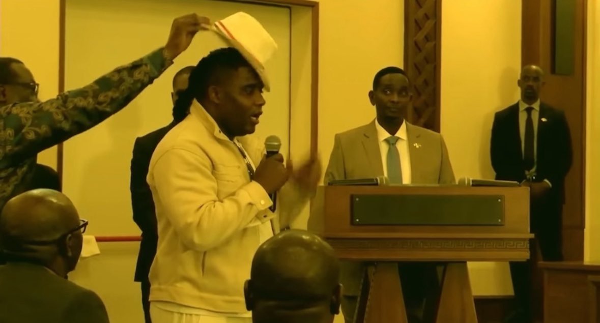 Dear <a href="/Katsuva_R/">Rodriguez Katsuva</a> Enlever le chapeau d’un journaliste devant les caméras, c’est un signe d’ impolitesse notoire , un mépris total du métier et des valeurs du journalisme, C’est très ridicule de le remercier en plus. Ceci explique qu’au seins du #M23 vous n’avez aucune estime, il