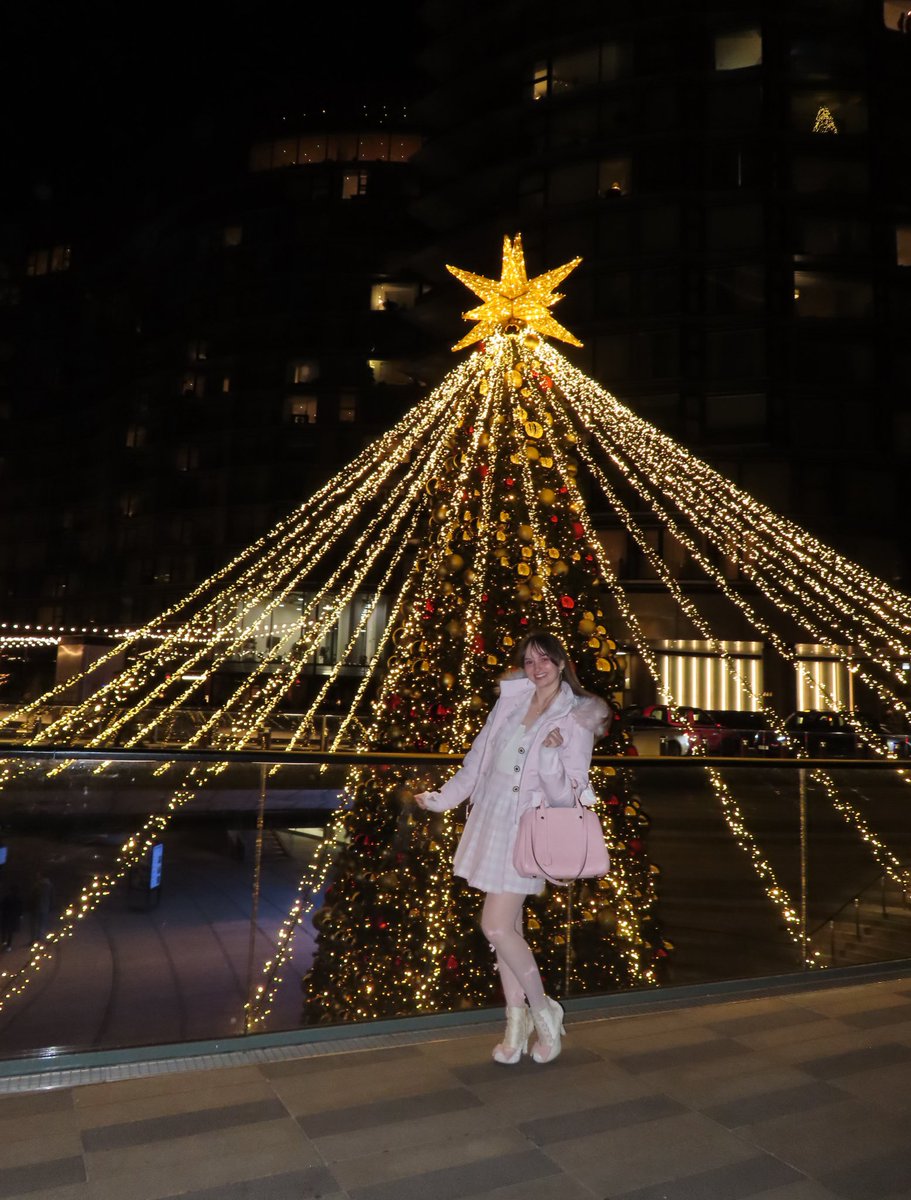 MiniMico's tweet image. Rare empty shot of London during the festive season. Normally it’s heaving every time I leave the house.