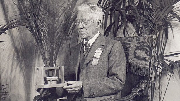 Thomas Watson, nacido #TalDíaComoHoy de 1854, construyó el primer teléfono junto a Bell. 📞

💡 ¿Sabías que él fue el receptor de la primera llamada de la historia en 1876?
👉forohistorico.coit.es/index.php/pers…