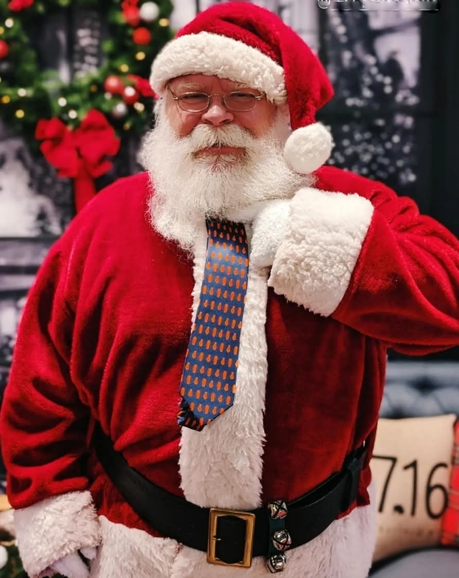 Santa loves his chicken wing necktie! He is bringing one to all good boys this Christmas.🥰 You should have one too 🍗🎁#freeShipping buffalowingwear.com/silk-chicken-w…