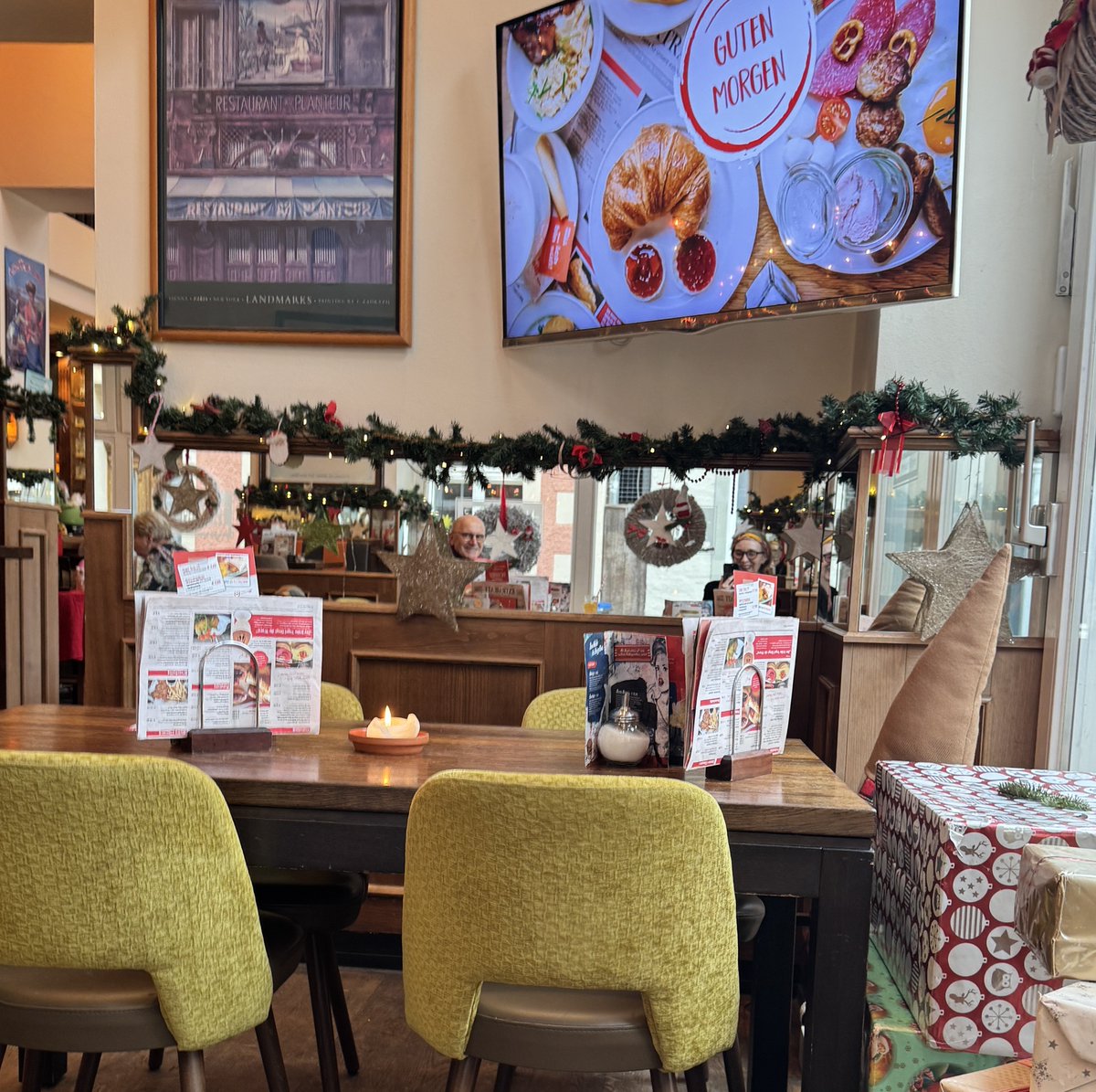 Warten aufs Christkind - neeneeneeneeee! - aufs Essen!
Auch wenn meine adäquate Hinterkopfumrandung beinah schon...