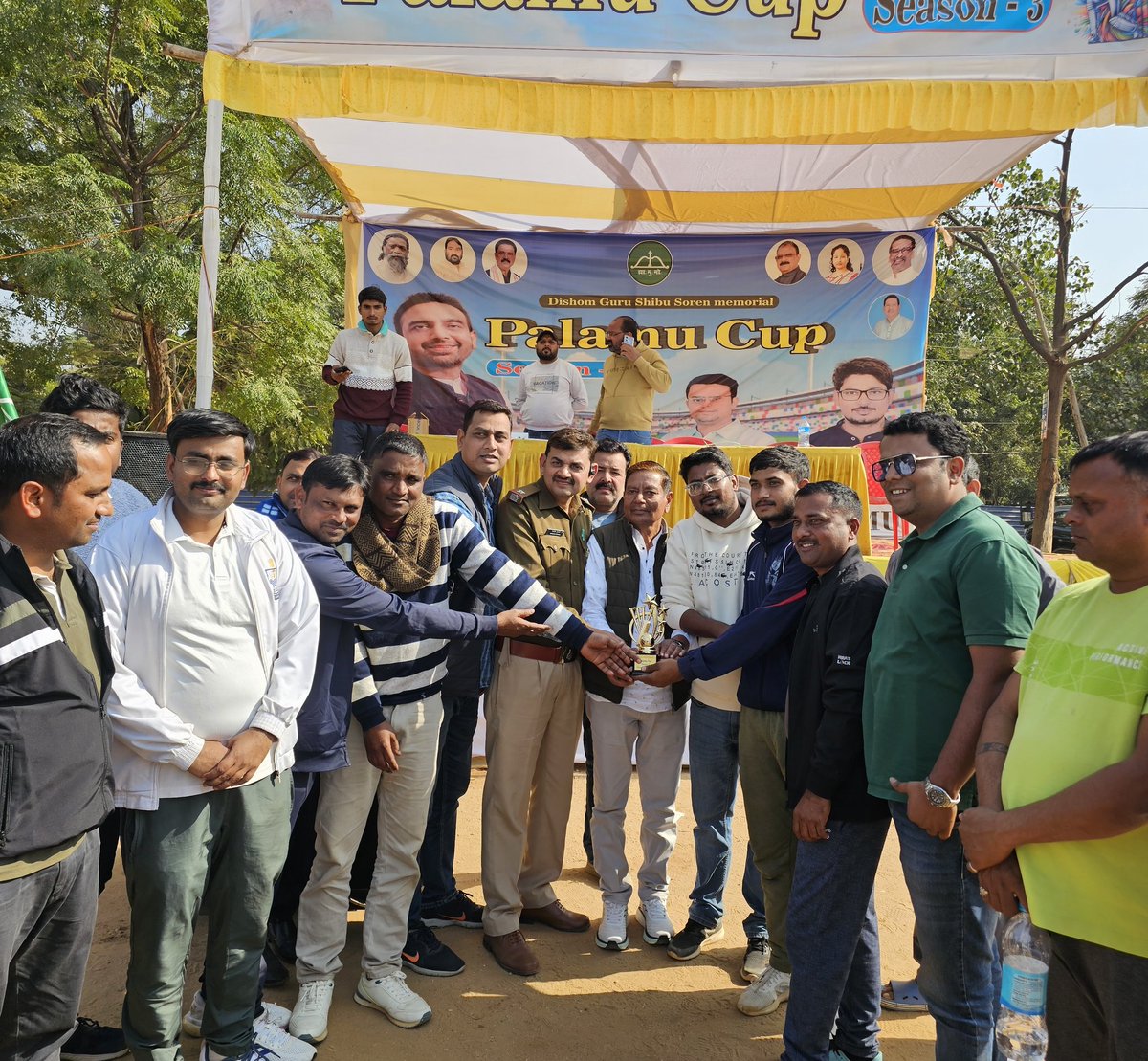 दिशोंम गुरु शिबू सोरेन स्मृति पलामू कप में आज का ज़बरदस्त मैच <a href="/policepalamau/">Palamu Police</a> vs बी. डी फिटनेस के बीच हुआ जिसमे मुख्य अतिथि जिलाध्यक्ष <a href="/RajendraJMM/">Rajendra Prasad Sinha (Guddu)</a> जी ने पालामु पुलिस के जीत पे कप दिया।

<a href="/HemantSorenJMM/">Hemant Soren</a> <a href="/MithileshJMM/">Mithilesh Kumar Thakur 🇮🇳</a> <a href="/VinodPandeyJMM/">Vinod Kumar Pandey</a> <a href="/JmmJharkhand/">Jharkhand Mukti Morcha</a> 
<a href="/SunnyPalamu/">Sunny shukla (Rohan)</a> <a href="/jmm_palamu/">JMM Palamu</a>