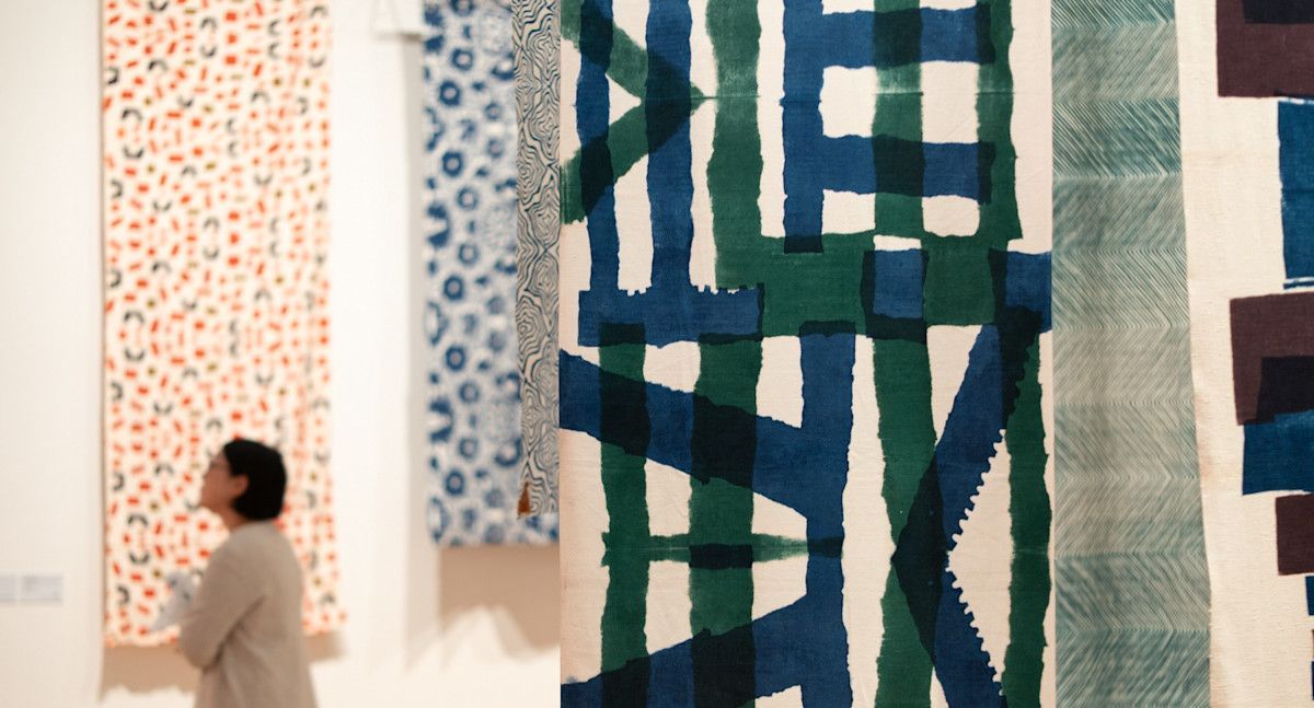 「柚木沙弥郎 永遠のいま」 （東京オペラシティ アートギャラリー）レポート。
染色家として75年に渡り活動したその軌跡を総覧する
tokyoartbeat.com/articles/-/sam…

2024年に101歳の生涯を閉じた染色家・柚木沙弥郎の個展の見どころをお届け