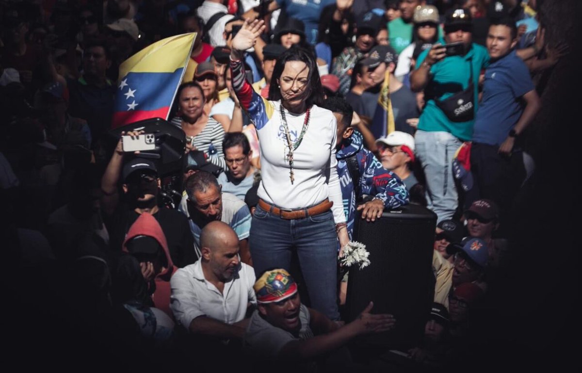 RDelBufalo's tweet photo. María Corina Machado no pudo recibir el Nobel de la Paz en persona hoy. Merecía estar ahí. Como venezolano, celebro y agradezco su lucha por la democracia y la libertad. 

Los venezolanos votamos por la paz democrática y libre. Nos organizamos contra la paz negativa y autoritaria.  Es la lucha pacífica de todo el pueblo venezolano la que ha sido reconocida con el mayor galardón mundial de la paz. Eso hay que celebrarlo. 

El Nobel es un símbolo importantísimo para agradecer y apreciar lo que hemos hecho, es una ocasión para conmemorar a todos los que han luchado y sacrificado tanto por la causa democrática. 

Venezuela merece ser libre y vivir en paz. Felicidades, @MariaCorinaYA. Gracias por liderarnos en ese camino. 

#ElNobelEsNuestro