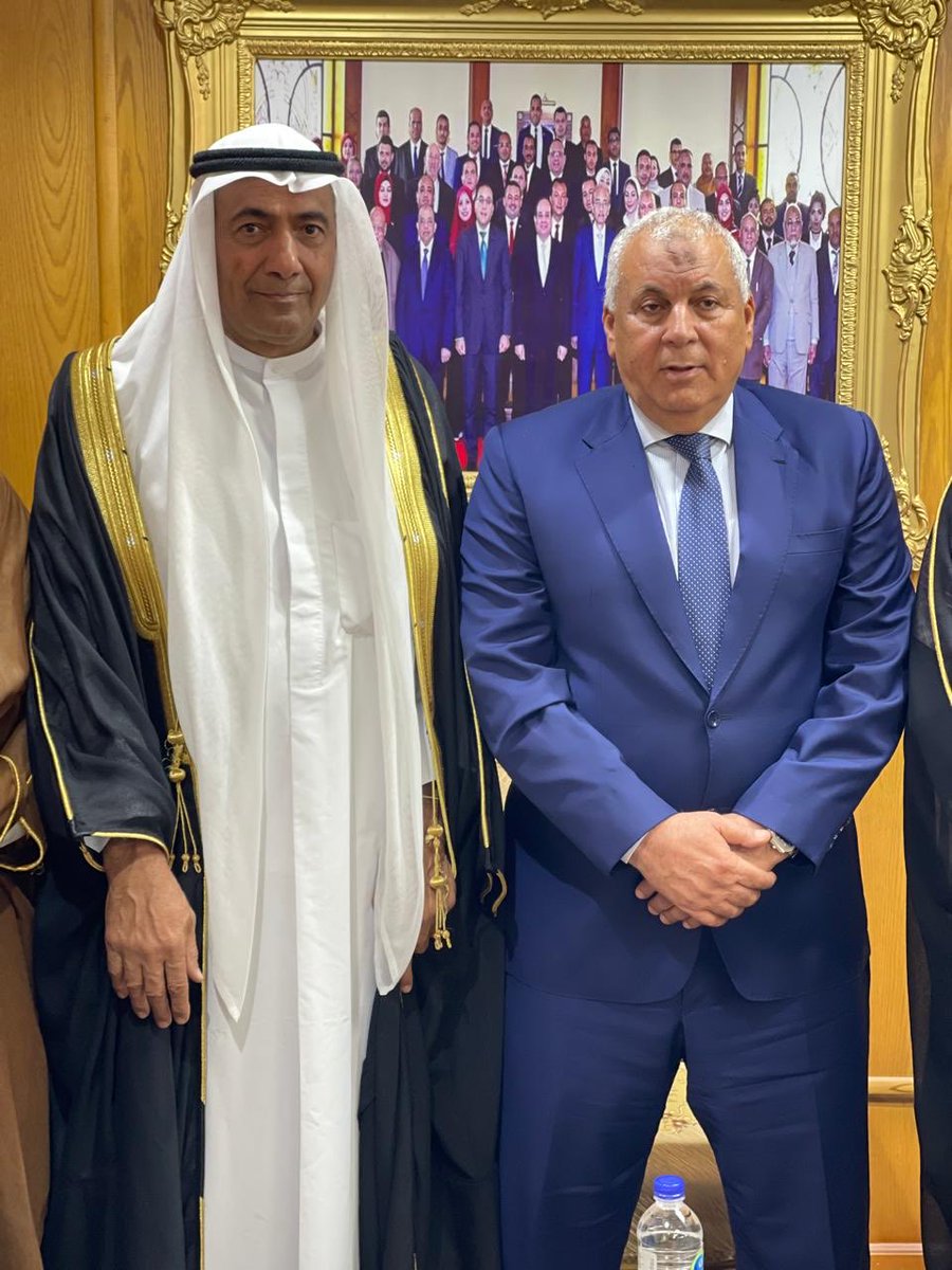 تشرفت قبل قليل بلقاء والسلام على محافظ #الوادي_الجديد ب جمهورية #مصر اللواء دكتور محمد الزملوط وتم النقاش عن النهضة الزراعية وسبل التعاون في زراعة التمور ومشتقاتها #القصيم_بريده_عنيزه_الرس_البكيرية #الجامعات الزراعية #محافظات #النخيل