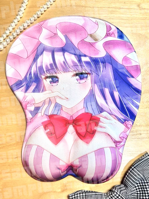 パチュリー立体マウスパッド実物が届きました!大変発色が良いです! 諸事情によりブリスターパッケージに変更となりましたのでそれに伴い送料に差額が発生しますが、こちらで負担しますのでご安心ください。思いの外早く納品され、梱包もエンヤコラ終わったので明日には発送できそうです。よしなに