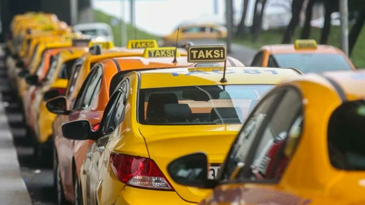 Turistlerin analizine göre, Türkiye taksi dolandırıcılığında dünya genelinde ilk sırada yer aldı.  

Uzatılan rotalar ve taksimetre oyunları bu durumu körüklüyor. 

Reddit verilerine göre, Türkiye hakkında yapılan 4.224 yorum, en yakın rakip Hindistan'ın neredeyse iki katı.