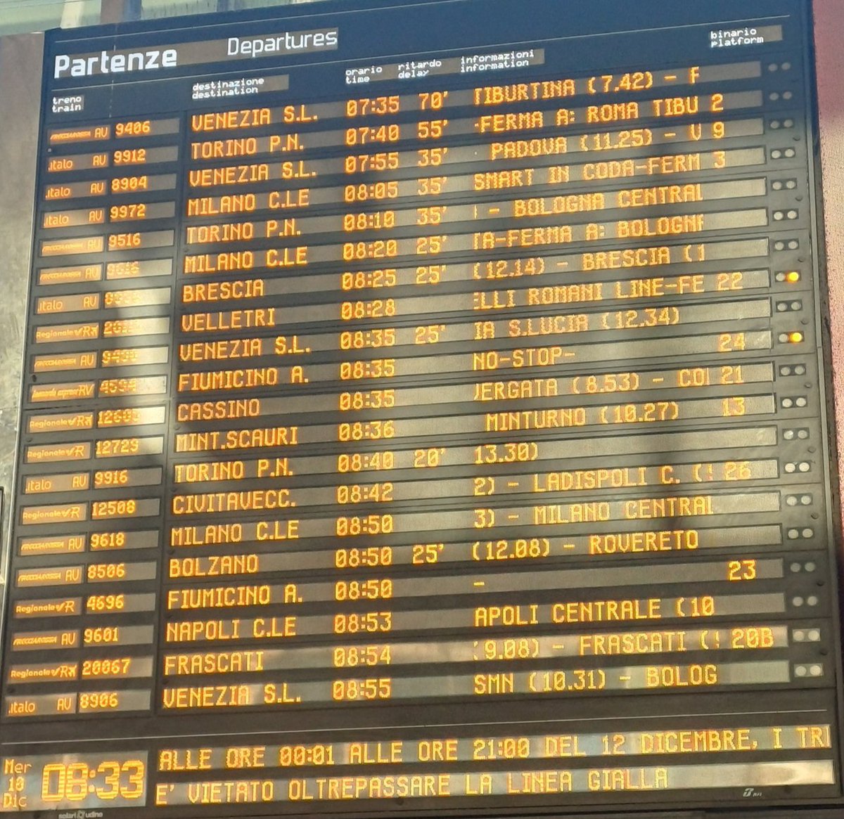 Yon_Yonson71's tweet image. "Sono appena uscito dal treno. Era tempo che non bestemmiavo, mi incazzavo, piangevo per un viaggio. Grazie al ministro dei trasporti, la sua incapacità è davvero tanta roba"