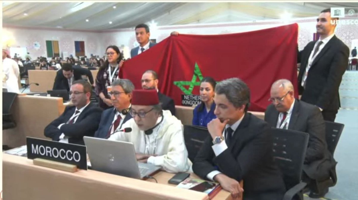 ⛔ رسميا
پوم پوم پوم ..هرمنا من أجل هذه اللحظة  ♥️🇲🇦🫶
وأخيبييرا تم تسجيل #القفطان_المغربي ضمن لائحة التراث باليونيسكو 
ألف ألف ألف مبروك 
🇲🇦💪
مبروك علينا ، سفير المغرب ضارب عليهم الجلابة 😉