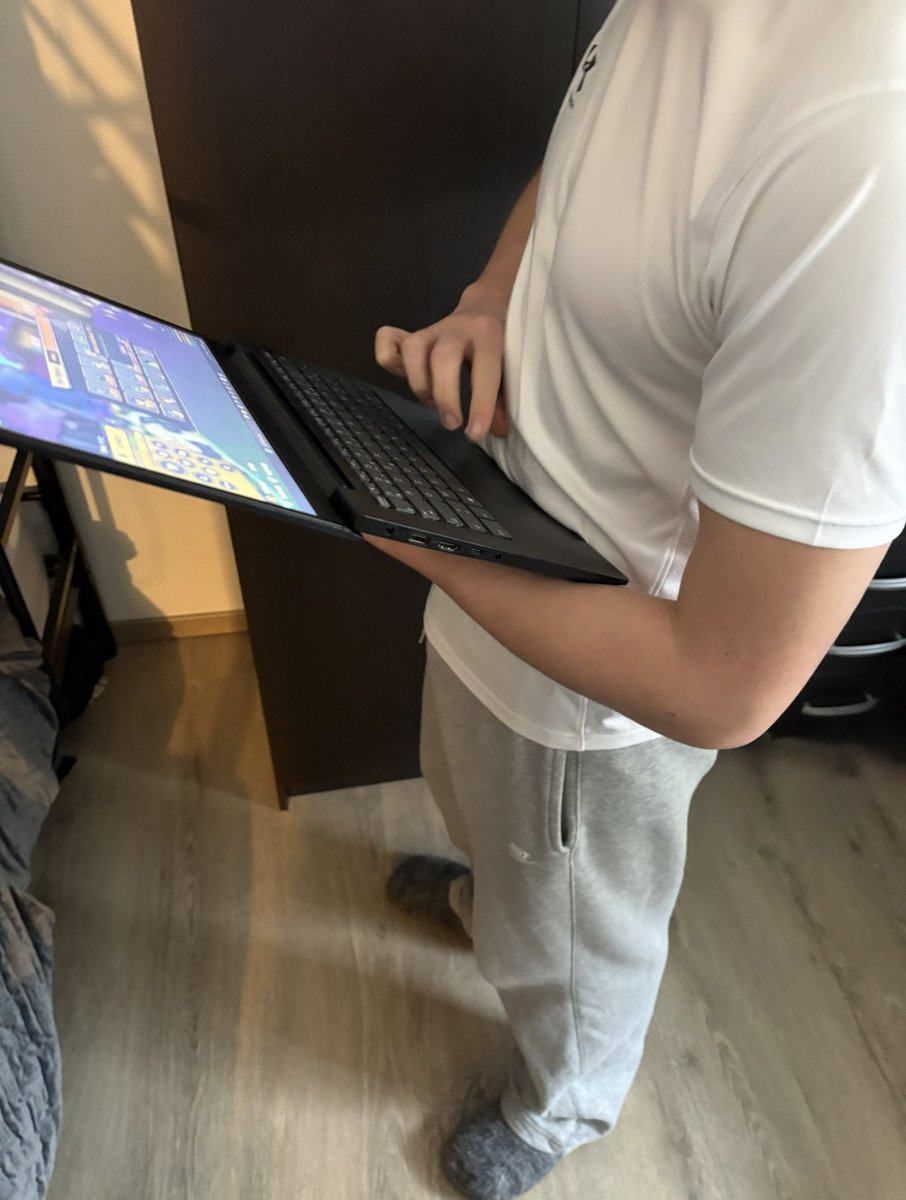 a2sla_'s tweet image. Mon salaud de frr avec son son salaud de pc