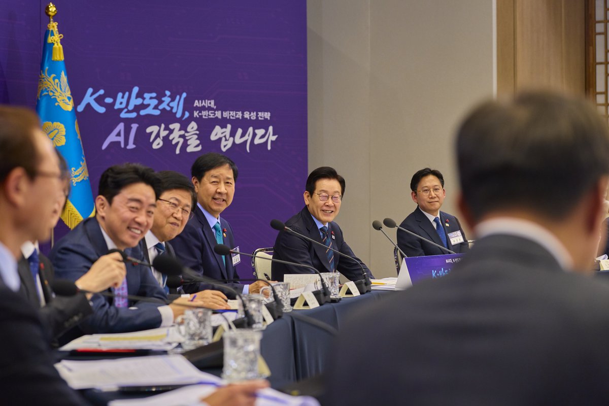 Jaemyung_Lee's tweet photo. 세상의 변화 속도가 숨 가쁠 만큼 빠릅니다. 그 변화의 한가운데 반도체가 있습니다. 반도체는 우리나라가 세계 시장에서 확고한 경쟁력을 갖춘 산업이자, 앞으로 가장 큰 잠재력을 지닌 미래 산업입니다.

정부는 반도체 산업의 지속적인 도약을 위해 모든 역량을 집중하고 있습니다. 그러나 우리의 목표는 단순히 산업의 규모를 키우��� 것이 아닌, 그 성장이 국민 모두의 삶에 이익으로 돌아가도록 하는 것입니다.

한 기업의 성장, 한 지역의 성공에 머무르지 않고 산업 생태계 전체가 함께 발전하는 구조를 만들겠습니다. 소재·부품·장비 등 핵심 기술의 자립을 강화하고, 전후방 산업이 긴밀히 연결된 튼튼한 산업 기반을 다져 나가겠습니다.

기업이 마음껏 투자할 수 있는 환경, 청년들이 일하고 싶은 지역. 이 두 가지가 함께 만들어질 때 지속 가능한 발전이 가능합니다. 정부와 기업이 함께 손잡고 대한민국 반도체 산업의 미래를 열어가겠습니다.