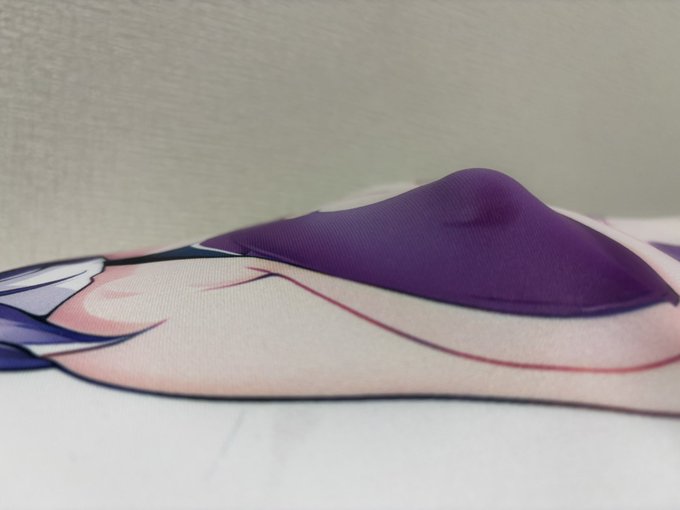 「この抱き枕カバーはイラストで乳首がとび出ているのに、カバーの中にニップレスを入れてるね。どうしてだい?」 「絵に描いたポッチだったからさ」 「ふーん うまい!座布団一枚!」