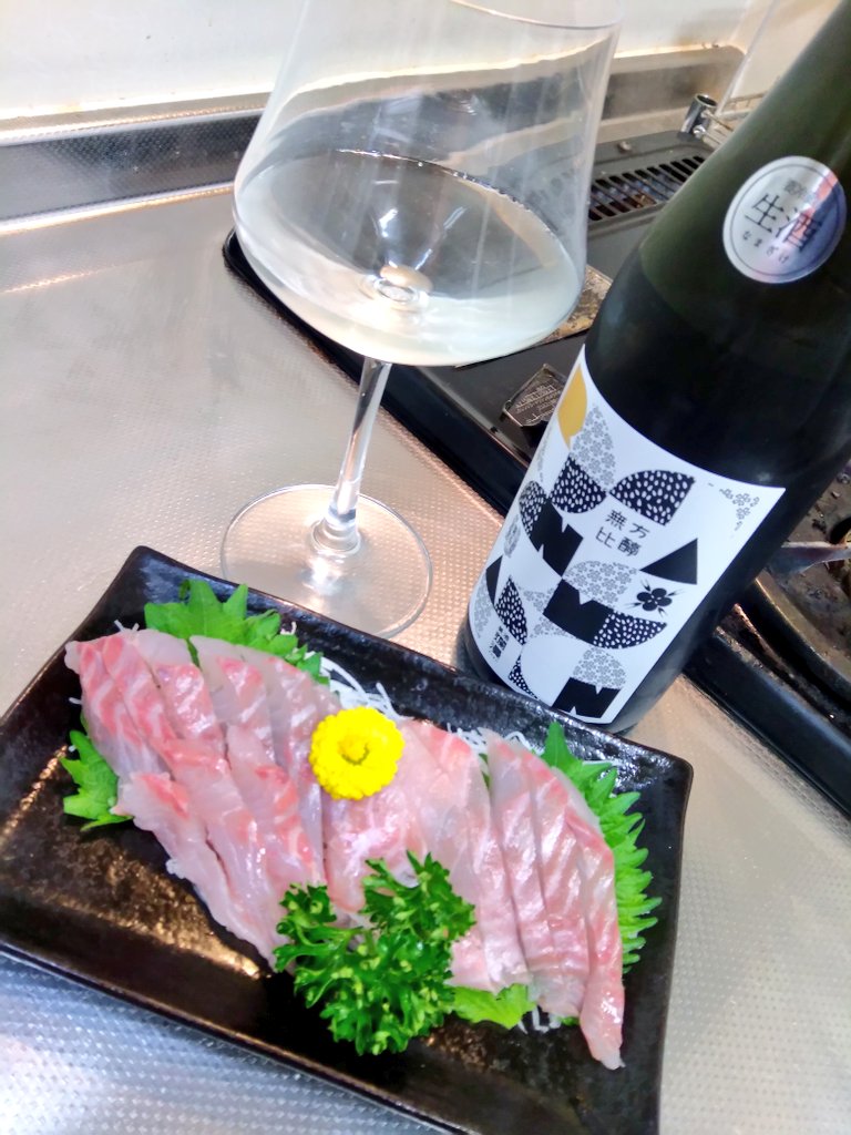 今宵の一献。爛漫 一穂積しぼりたて生

香りはうっすらと葡萄のような爽やかさ。口に含むと滑らかな口当たりから甘美に広がる甘旨味。余韻はスッキリとした苦酸味で程よくキレていきます。

秋田の老舗蔵、美酒爛漫の限定酒。これメチャクチャ旨いっすね✨アテはメジナのお刺身と頂きます😋