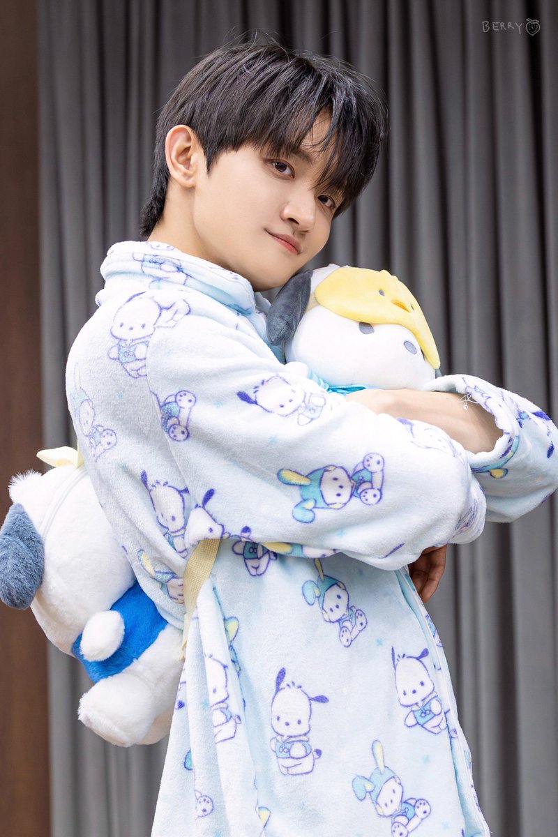 251116 디마뮤 대면 팬싸
ᶻ𝗓𐰁( ֊ ̫ ֊ )

#LUCY #루시 #조원상