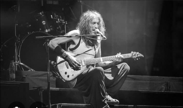 “Tú, harta de tanta duda
Yo, de preguntarle al viento
Tú, que dónde conocí a la Luna
Yo, que en qué coños ocupo el tiempo”
Grande Robe!
DEP 🙏