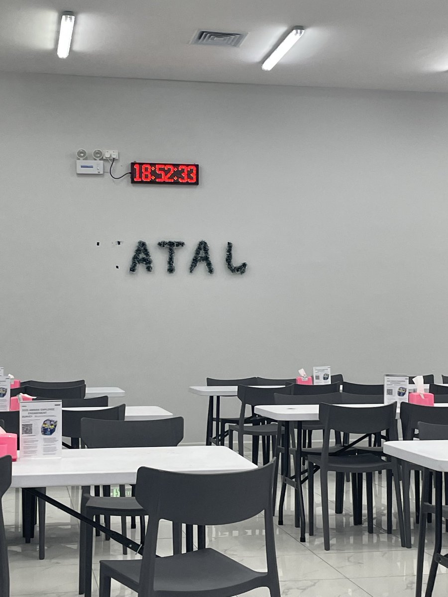 StrayBeer's tweet image. Dekor NATAL kemarin sudah menjadi ATAL. Wow strategi dekor apa ini??