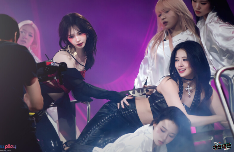 AboutMusicYT's tweet image. Karina of aespa and Yujin of IVE perform together at the Gayo Daejeon, one year ago today.