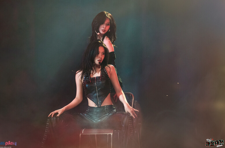 AboutMusicYT's tweet image. Karina of aespa and Yujin of IVE perform together at the Gayo Daejeon, one year ago today.