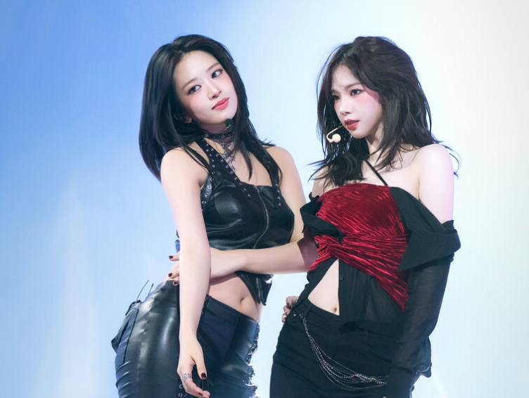 AboutMusicYT's tweet image. Karina of aespa and Yujin of IVE perform together at the Gayo Daejeon, one year ago today.