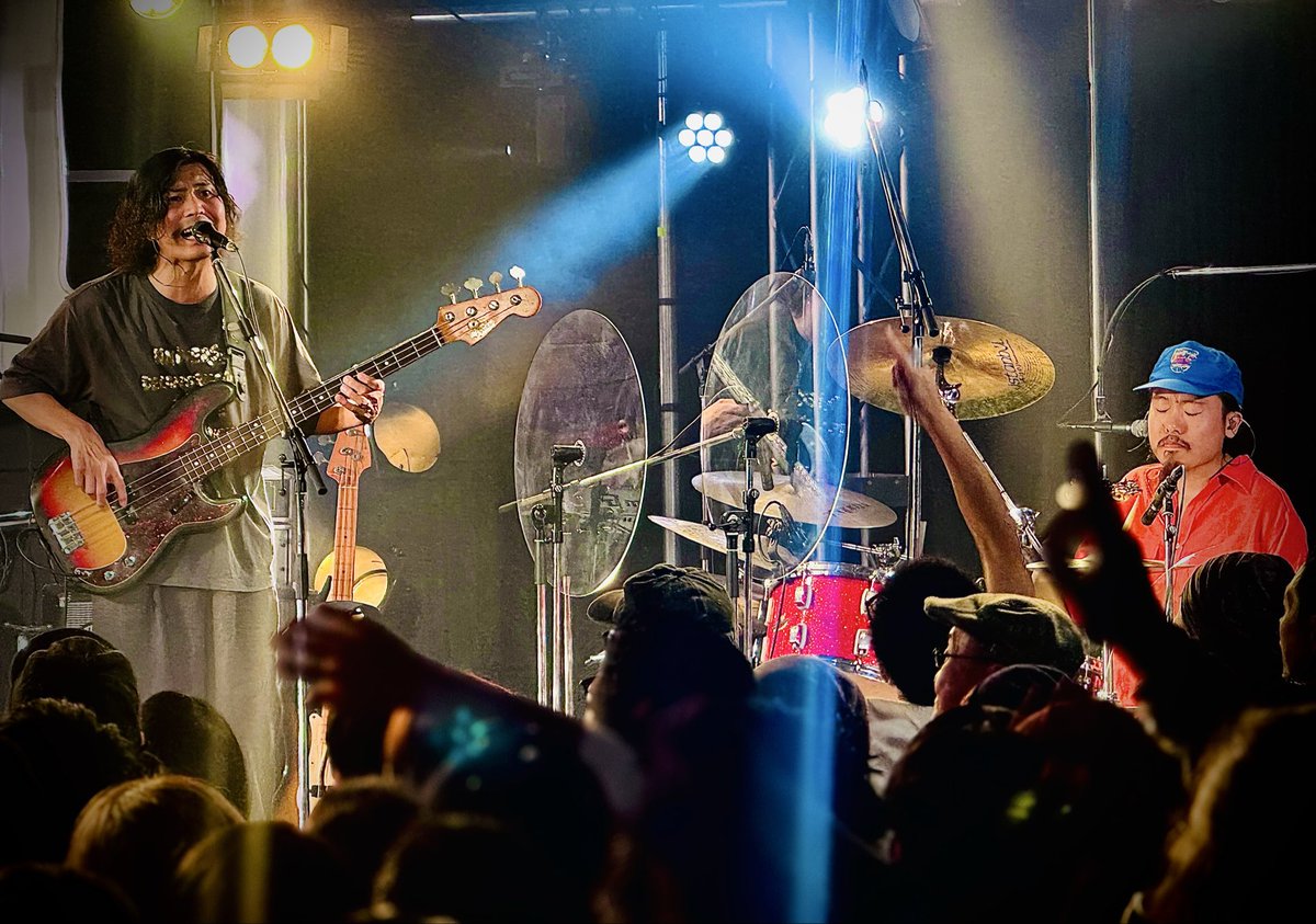 qrlinfo's tweet image. ｢くるりツアー25/26 ～夢のさいはて～｣ツアー6日目!
🏔️長野CLUB JUNK BOX🍎
公演終演しました!!
みなさん元気っ子💪
お越し下さった皆さま、ありがとうございました🙏✨

次回は明後日12月12日(金)新潟LOTS公演🌾🎇
グッズの先行販売は16:30～17:45を予定しています。
#夢のさいはて #くるり