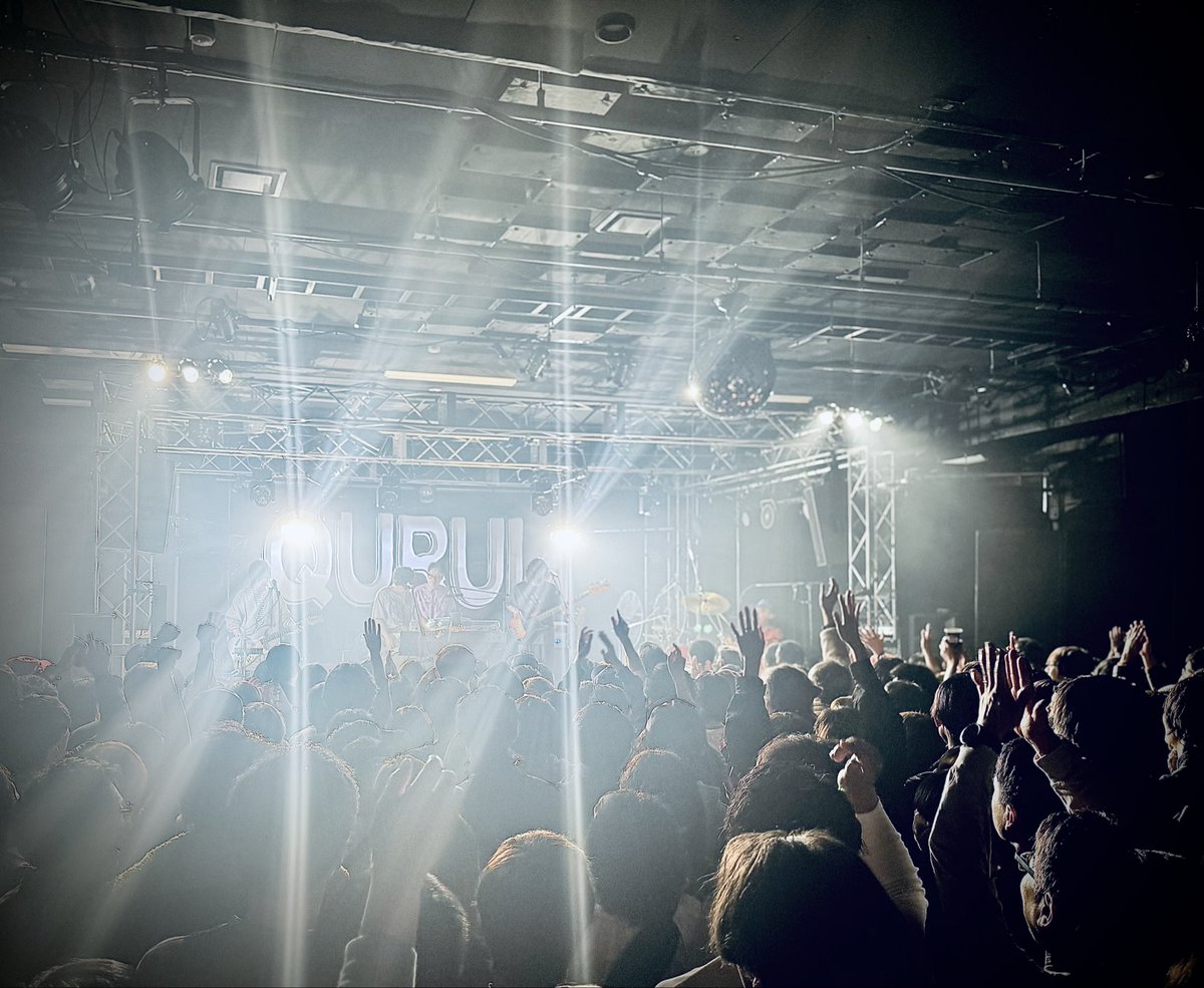 qrlinfo's tweet image. ｢くるりツアー25/26 ～夢のさいはて～｣ツアー6日目!
🏔️長野CLUB JUNK BOX🍎
公演終演しました!!
みなさん元気っ子💪
お越し下さった皆さま、ありがとうございました🙏✨

次回は明後日12月12日(金)新潟LOTS公演🌾🎇
グッズの先行販売は16:30～17:45を予定しています。
#夢のさいはて #くるり