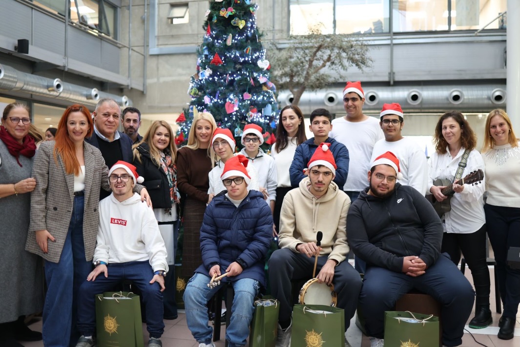 CYParliament's tweet image. 🎄🪇🎶Υποδεχθήκαμε στη Βουλή των Αντιπροσώπων τα παιδιά του Ειδικού Σχολείου Αγίου Σπυρίδωνα, που με τα κάλαντά τους γέμισαν το αίθριο με χαμόγελα, φως και χριστουγεννιάτικη ζεστασιά.