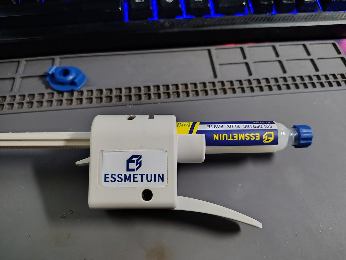 Midnighttech2's tweet image. Just saying if you do lots of sodering work you really should get one of these  dispensers there the best I have one for every work station!