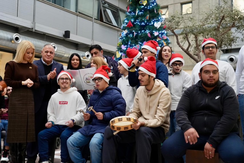 CYParliament's tweet image. 🎄🪇🎶Υποδεχθήκαμε στη Βουλή των Αντιπροσώπων τα παιδιά του Ειδικού Σχολείου Αγίου Σπυρίδωνα, που με τα κάλαντά τους γέμισαν το αίθριο με χαμόγελα, φως και χριστουγεννιάτικη ζεστασιά.