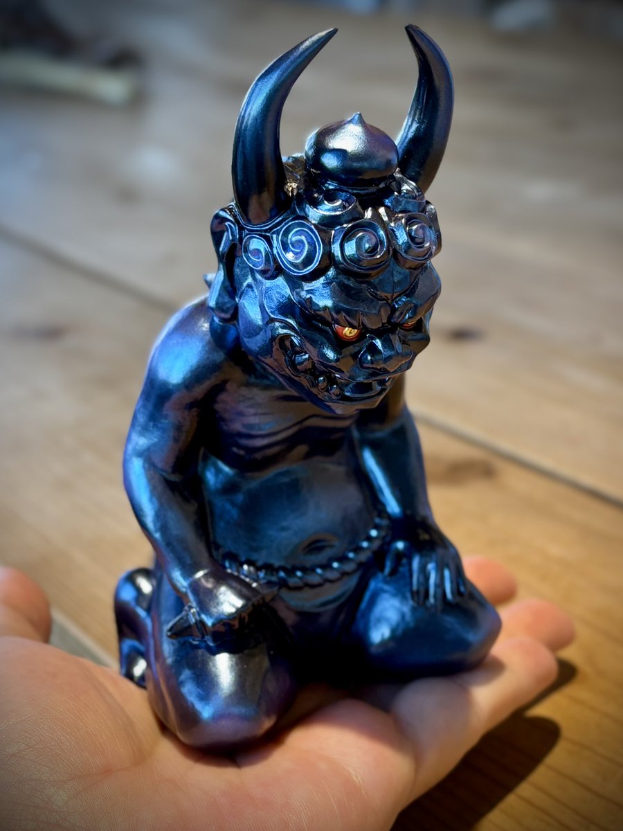 手のひらに乗せたサイズ感はこのぐらいです💁🏼‍♂️

※深大寺の鬼大師像(五寸)と同サイズ

#鬼大師 #オニデーシ #ソフビ