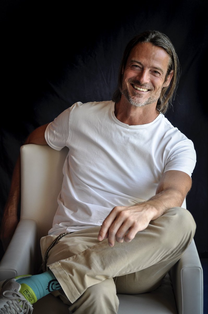 alteregoth's tweet image. El actor @WilliamMiller ha comenzado el rodaje de la película #TheFirstDay, ópera prima del cineasta #ManuPons 🎬✨

Este thriller rodado entre Valencia y Madrid sigue la difícil reunión de una familia tras un evento extraordinario 💥

#AlmatikaProducciones
#AlterEgoTalentHouse