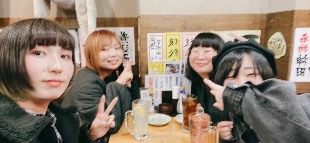 mik__boc's tweet photo. ライブハウスで出会ったラブなお姉さんたちと飲んでいます✌️人生楽しい〜！！！！！

@tolemoro (タグ付けできなかったひと) https://t.co/elCQ53JYkE