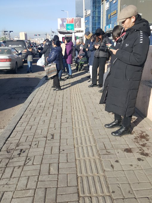 uulzaxx's tweet photo. Хөгшин залуугүй хар хувцас өмсөх юм. Цаг агаартаа тааруулдаг уу https://t.co/pVblKGFIVt