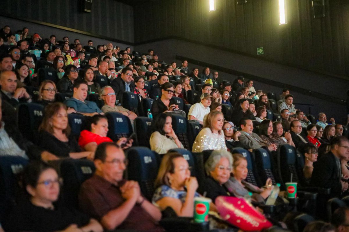 #LuciérnagasEnElMozote | 𝗚𝗼𝗯𝗶𝗲𝗿𝗻𝗼 𝗱𝗲𝗹 𝗣𝗿𝗲𝘀𝗶𝗱𝗲𝗻𝘁𝗲 𝗡𝗮𝘆𝗶𝗯 𝗕𝘂𝗸𝗲𝗹𝗲 𝗮𝗰𝗼𝗺𝗽𝗮ñ𝗮 𝗹𝗮 𝗽𝗿𝗲𝗺𝗶𝗲𝗿 𝗱𝗲 𝗟𝘂𝗰𝗶é𝗿𝗻𝗮𝗴𝗮𝘀 𝗱𝗲𝗹 𝗠𝗼𝘇𝗼𝘁𝗲 𝘆 𝗿𝗲𝗮𝗳𝗶𝗿𝗺𝗮 𝘀𝘂 𝗮𝗽𝗼𝘆𝗼 𝗮 𝗹𝗮 𝗶𝗻𝗱𝘂𝘀𝘁𝗿𝗶𝗮 𝗮𝘂𝗱𝗶𝗼𝘃𝗶𝘀𝘂𝗮𝗹

El Gobierno del