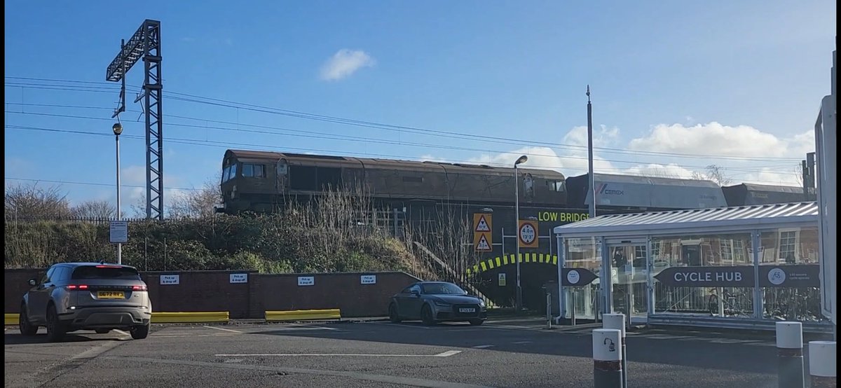A rather filthy <a href="/GBRailfreight/">GB Railfreight</a>  66721 Harry Beck on 6H10 Bletchley to Peak Forest CeMex. MktHarboro, 10Dec2025