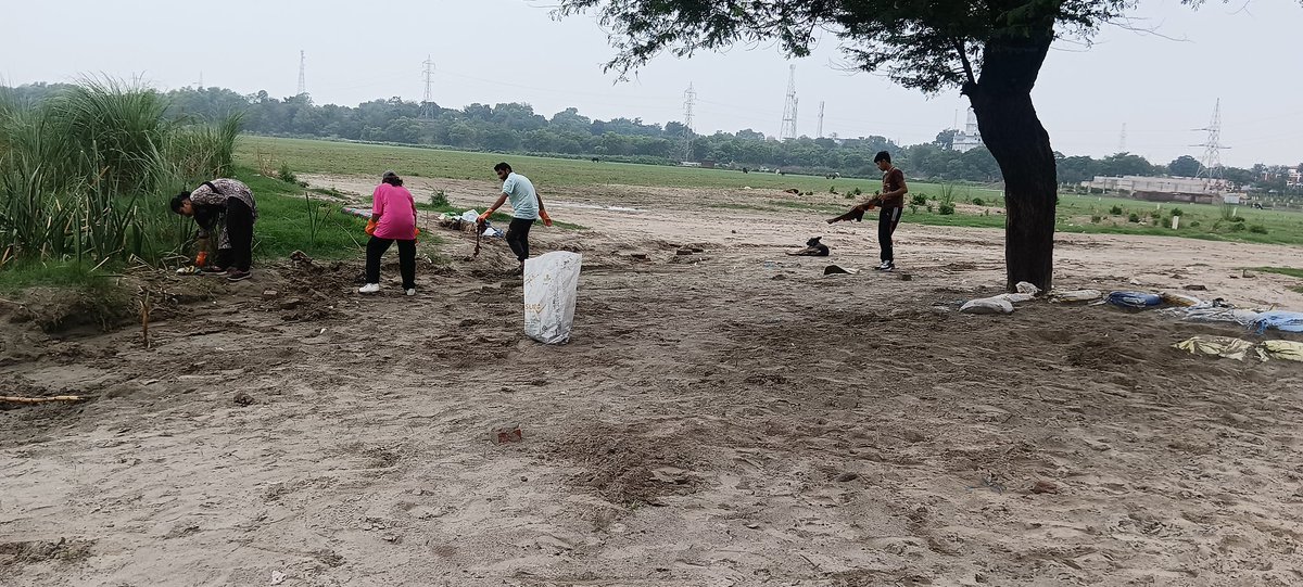 MunishK73579444's tweet photo. #BanSingleUsePlastic in whole world is the only sollution of #PlasticPollution everyday lots of garbage in plastic bags near Water
. @cleanganganmcg @minaguli #WorldHumanRightsDay #ClimateAction #ClimateSolutions #GenerationRestoration #MissionLife https://t.co/1eAKQx2RaH