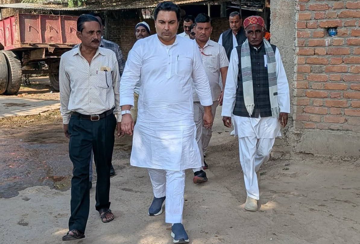 त्यौंथर विधानसभा के ग्राम राजापुर में श्री लक्ष्मीकांत तिवारी जी के नाती एवं नातिन के कर्णवेध संस्कार में सम्मिलित हुआ।

बच्चों के उज्ज्वल भविष्य एवं स्वस्थ जीवन की हार्दिक शुभकामनाएँ। 

#Siddharth_Tiwari_Raj #Teonther
