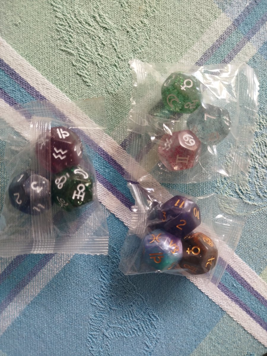 Para los astrólogos, amantes de la astrología...
Les tengo éstos Dados Astrológicos 🎲 

Ideal para regalar estas navidades o para el amigo secreto. 🎁🎄

PRECIO 15$ USD 💵 TASA BCV

DISPONIBLE SOLO EN CARACAS 📍

Escríbeme al WhatsApp 
58 424 283 37 83 📱🧿