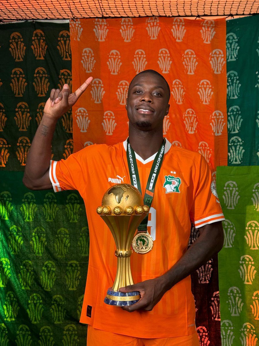 InoussEnParle's tweet photo. Allez les éléphants... 

Champion, assieds-toi. Prends ta bière. Regarde la chose.

Ici, à Abidjan, on a nos codes. On a nos manières de faire famille.
Regarde Nicolas (sa mémé). C’est l’enfant de la maison. C’est le petit de la cour.
Tu connais le petit-là, non ? Un peu "dribbleur", un peu "tête en l’air", parfois il rate le penalty, parfois il met le but qui sauve la patrie. C’est notre fils.
Depuis des années, ce fils-là, il fait la même blague.
Tu sais, la blague de famille. Celle qu’on fait le dimanche après le foutou.
Il dit : "Hé, le frère adoptif là, c’est pas vraiment mon frère de sang hein !"
Tout le monde rit. Tonton rit. Maman rit. Même le frère adoptif rit. C’est "l’ambiance du gbonhi". C’est nos bêtises à nous. On connaît le cœur du petit. On sait que sa bouche est parfois plus rapide que sa tête, mais ses pieds sont bénis des dieux du stade.

Toi, le père (la Fédération, le Coach, le grand "Vieux Père"), tu n’as jamais rien dit. Tu as souri. Parce que tant que le petit marque, la blague est bonne.

Mais aujourd’hui, le vent a tourné.
Le voisin est venu.
Pas le voisin d’à côté qui te demande du sel. Non. Le voisin "de l’autre côté". Celui qui regarde par-dessus la clôture avec ses jumelles de moralisateur, celui qui juge sur Instagram, celui qui a décidé que la blague n’est plus une blague.
Ce voisin-là, il est venu devant ton portail. Il a pointé ton fils du doigt. Il a crié. Il a dit que ton fils est un "singe". Il a dit qu'il est mal élevé. Il a dit qu'il ne veut plus voir sa tête dans le quartier parce que "ça fait désordre".

Et là, champion, regarde bien la magie de l’hypocrisie ivoirienne.

Regarde le "Vieux Père".
Toi, le père, au lieu de sortir la machette pour chasser le voisin raciste...
Au lieu de dire : "Hé ! C'est mon fils ! S’il est mal élevé, c’est mon problème. Mais toi, tu ne le traites pas de singe chez moi !"
Non.
Toi, le père, tu as baissé la tête. Tu as regardé tes chaussures. Tu as eu peur du "qu’en-dira-t-on" du voisin.
Alors tu as appelé ton fils. Nicolas. Le petit qui est en forme, le petit qui "mousse" bien à Villarreal en ce moment, le petit qui a le ballon collé au pied.
Tu lui as dit :
"Fiston, le voisin a crié. Il a dit des choses vilaines sur toi. C’est trop de bruit. Ça gâte mon nom. Alors, voici un billet d’avion."
Le petit demande : "C’est pour aller au Maracana ? C’est pour la CAN ? On va au Maroc ?"
Et toi, le père, tu réponds :
"Non. Tu vas te reposer à Punta Cana."
Tu imagines la scène ?
Le quartier entier prépare le plus grand tournoi de Maracana de l’année.
On a besoin des meilleurs. On a besoin des tueurs de surface.
Ton fils est là, il a ses crampons, il est prêt, il a le talent qui coule comme la sueur sur le front d’un docker.
Mais toi, tu l’envoies en vacances forcées.
Pourquoi ?
Pas parce qu’il ne sait plus jouer. Le coach Faé l’a dit lui-même, la main sur le cœur : "Si on regardait le sport, il serait là."
Non. Il est à Punta Cana parce que le père a préféré sacrifier son fils plutôt que d’affronter le voisin.

C’est ça qu’on appelle la "Double Peine" à l’ivoirienne.
On te gifle dehors, et quand tu rentres à la maison pour chercher du réconfort, ton père te gifle aussi parce que tu as sali son image dehors.

Alors on est là.
On va aller au Maroc.
On va jouer le Maracana.
Mais on a laissé le "dribbleur fou" à la maison pour ramener ceux qui n'aiment pas huile dans leur riz ou le wrouwrou légendaire.
Pour des raisons "extra-sportives".
Pour faire plaisir au voisin qui nous insulte.
C’est quelle sorte de dignité ça, champion ?

Allez, sers-moi encore. L’histoire-là me donne soif.

Si tu as compris c'est bien. Si tu n'as pas compris aussi c'est bien. 

#KassaBiaKassa #InoussEnParle #nicolaspepe