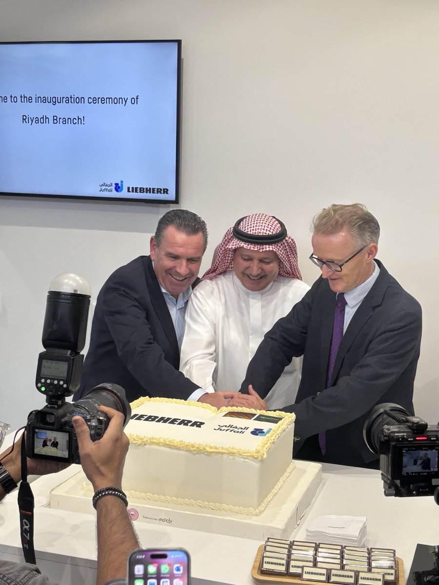 GermanyinKSA's tweet image. 🇩🇪🤝🇸🇦 What a great week for the German-Saudi Business Relations! 

Congratulations to #Liebherr and the #Juffali Group on the occasion of the regional headquarter opening - two strong family business working hand in hand for Vision 2030!