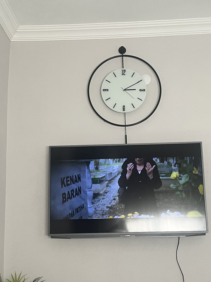 zynpkrkcc's tweet photo. İzlediğim tek dizi final yaptı… ruhun şad olsun Kenan Baran #KralKaybederse https://t.co/Np4eXkPtSP
