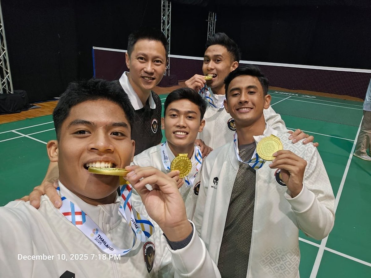 ainurohman's tweet photo. Salah satu keputusan terbaik federasi, menurutku, menempatkan Coach Indra Widjaja utk memimpin talenta2 muda terbaik tunggal putra Indonesia.

Dari dulu, aku suka dgn cara Coach Indra melatih. Disiplin. Tegas. Blak2an.  Metodenya modern, mewarisi filosofi2 pelatih legendaris Tong Sin Fu. 

Apalagi, semakin ke sini, Coach Indra juga mampu dekat dengan tunggal2 putra Gen Z pelatnas. 

Semoga prosesnya terus berjalan dengan baik..