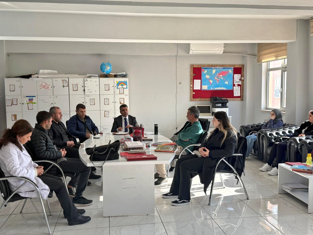 🏫 OKUL ZİYARETLERİ 
 
📍Nafiye Ömer Şevki Cizrelioğlu Anadolu İmam Hatip Lisesi 

📌 İlçe Millî Eğitim Müdürümüz Sayın Kayahan Subaşı, Şube Müdürümüz Süleyman Büyükbayram ile birlikte Nafiye Ömer Şevki Cizrelioğlu AİHL'yi ziyaret etti. 

📌 Okul yöneticileri, öğretmenler ve